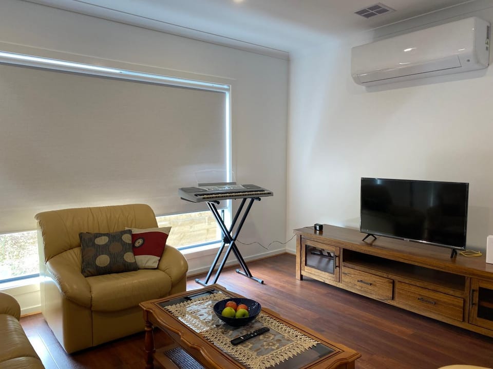 Communal lounge/ TV room, TV and multimedia, Living room, Seating area, Evening entertainment, air conditioner