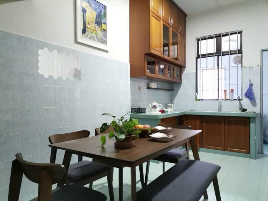 UIA Younee Kuantan Homestay 3R2B 9pax 5 min to town House in Pahang, Malaysia