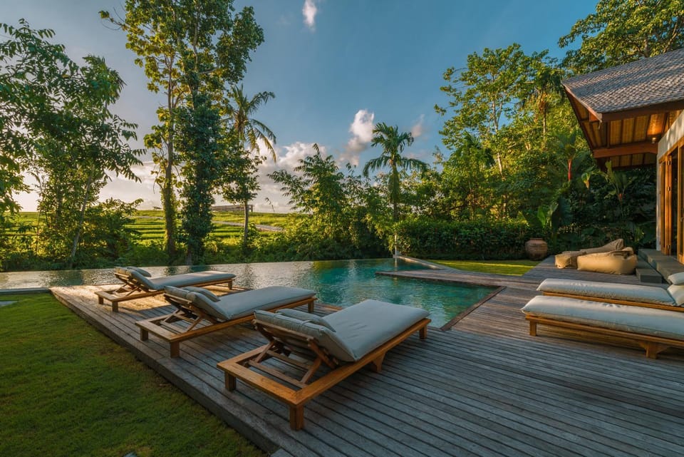 Villa Kauh - Luxury Tropical 5BR Villa Close to Pererenan Beach Villa in North Kuta