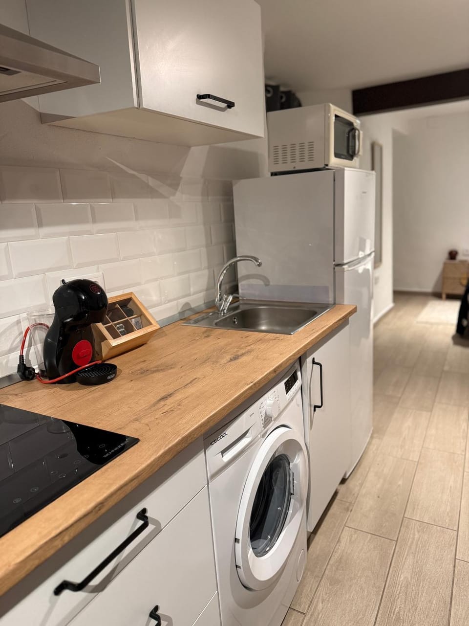 Coffee/tea facilities, Kitchen or kitchenette, stove, toaster, washing machine