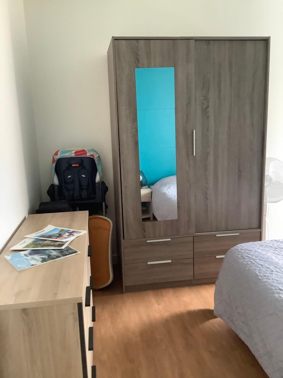 Photo of the whole room, Bedroom, wardrobe