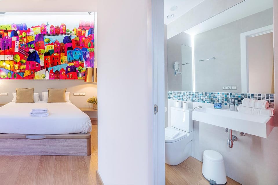 Shower, Bed, Bathroom, Photo of the whole room, Bedroom, towels