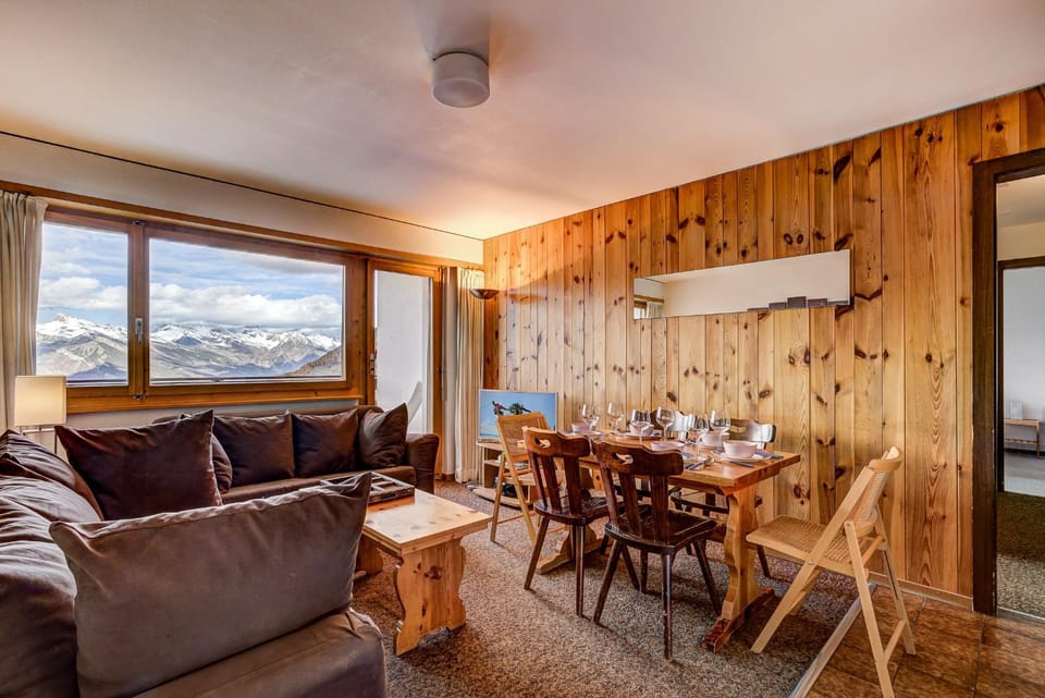 Living room, Mountain view