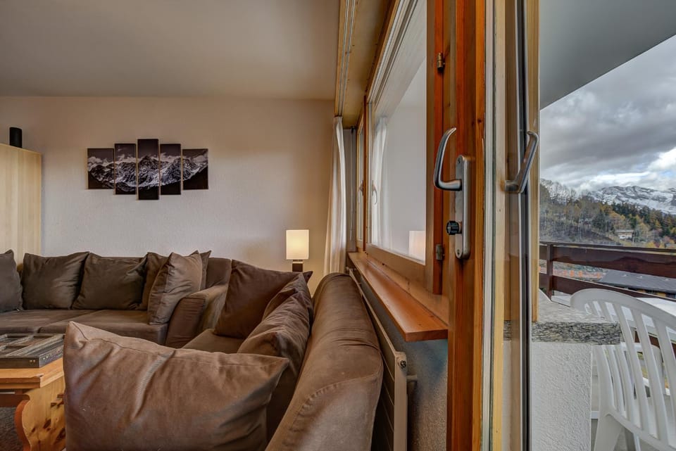 Living room, Mountain view