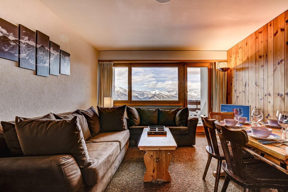 Living room, Mountain view