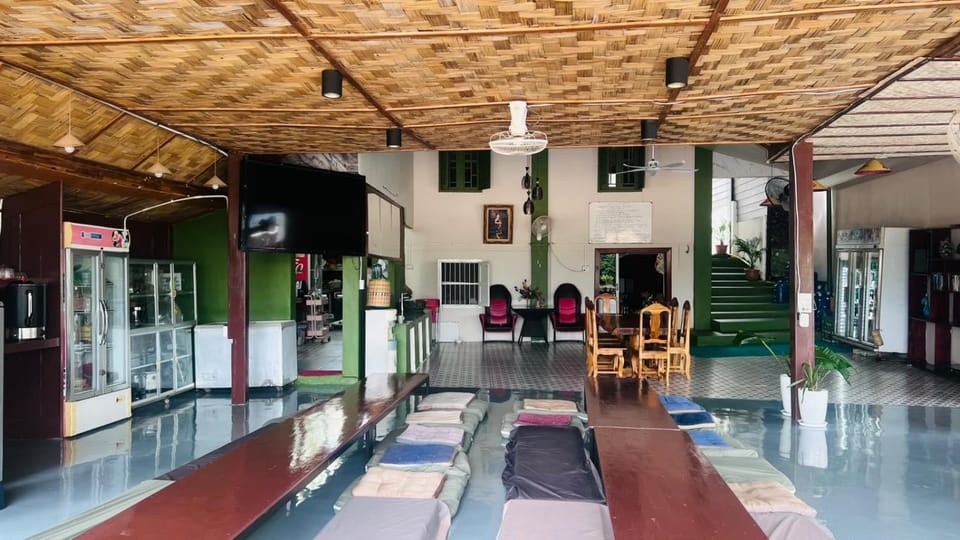 Restaurant/places to eat, Seating area