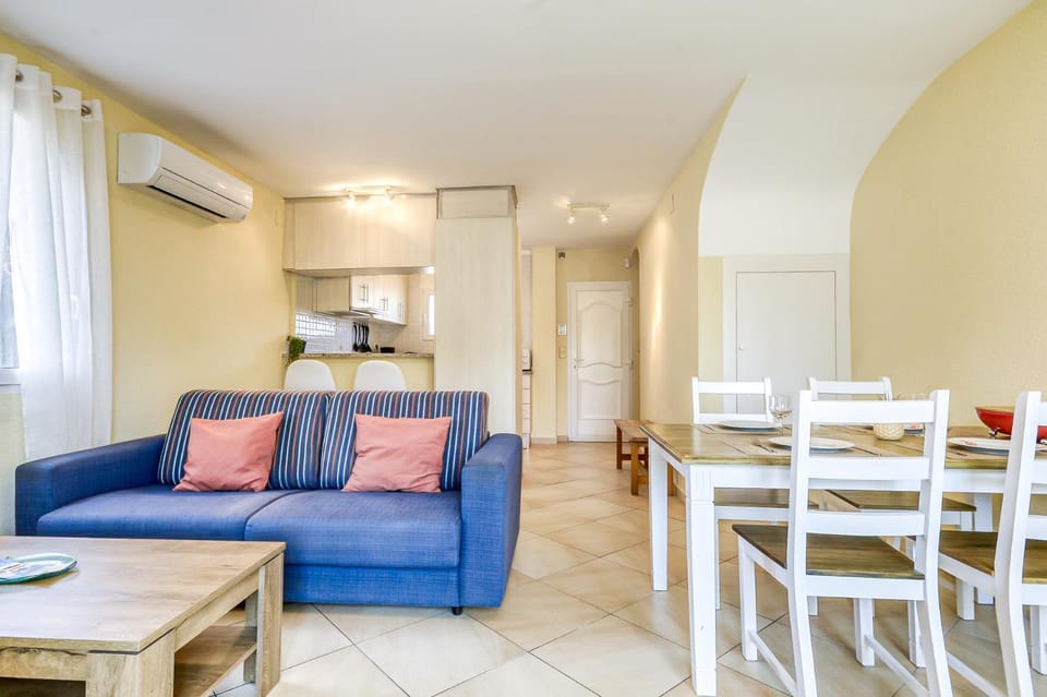 Kitchen or kitchenette, Dining area, air conditioner