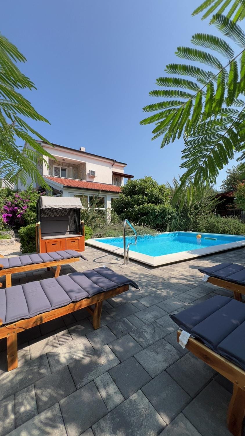 Garden view, Swimming pool, sunbed