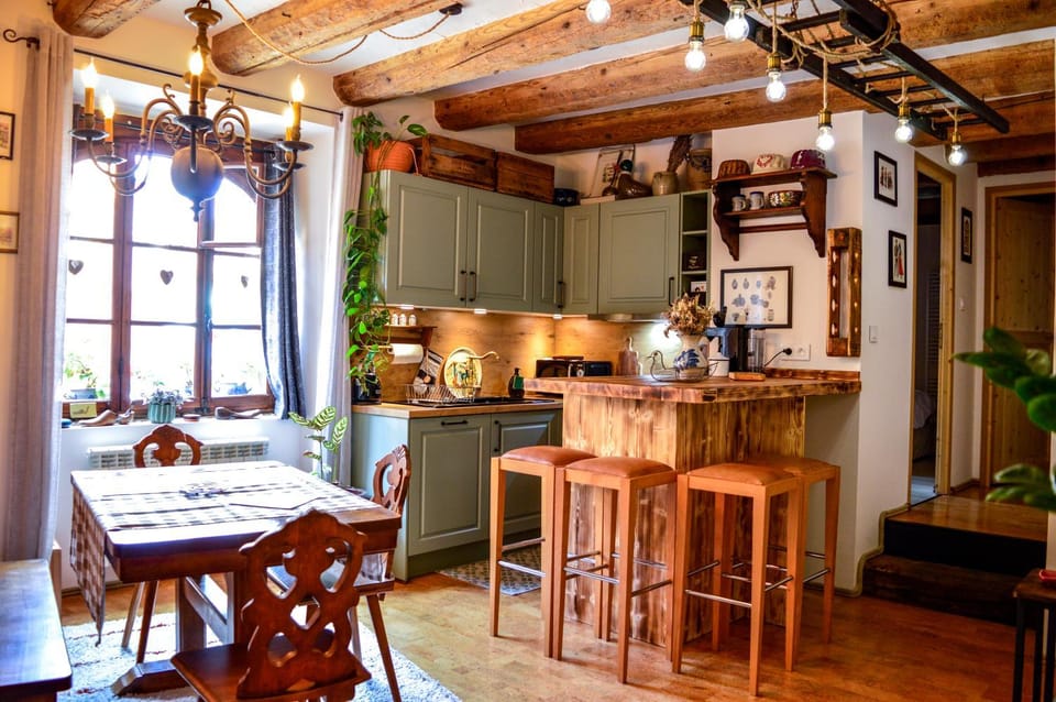Kitchen or kitchenette, Living room, Seating area, Dining area