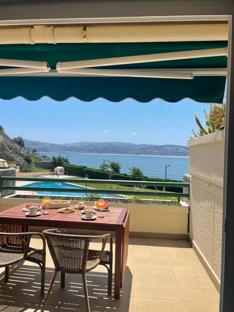 Natural landscape, View (from property/room), Balcony/Terrace, Dining area, Pool view, Sea view, Swimming pool