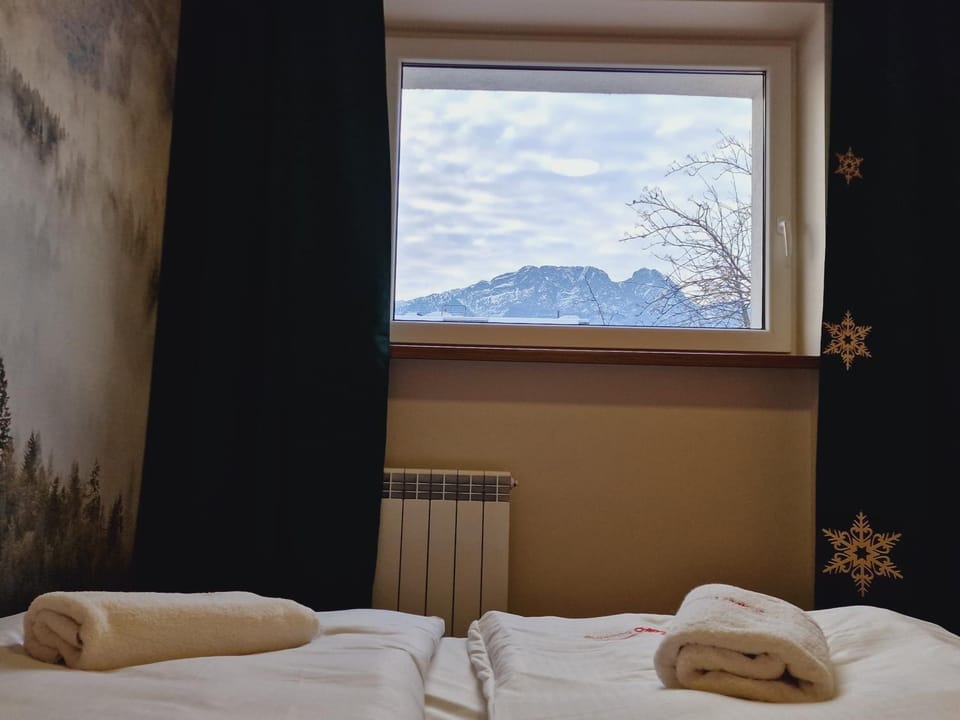 Bedroom, Mountain view