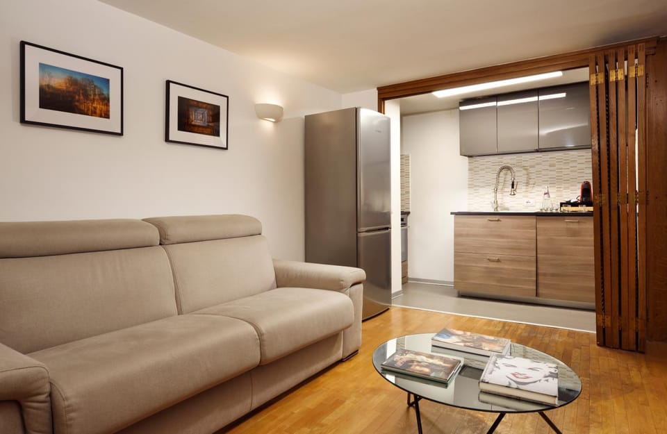 Kitchen or kitchenette, Seating area