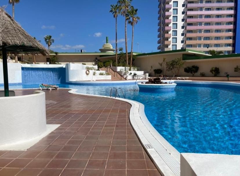 Day, Swimming pool
