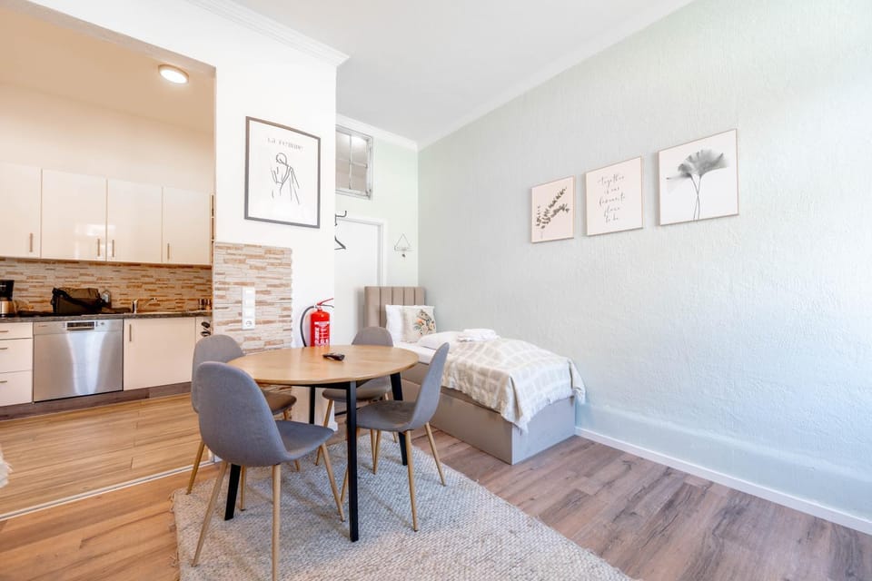 BackHome - SUITE L - Parkhaus - Fantastische Schlosslage - SmartTV - Waschmaschine - Netflix - 50qm - 24h Checkin- Apartment 1 Apartment in Ludwigsburg