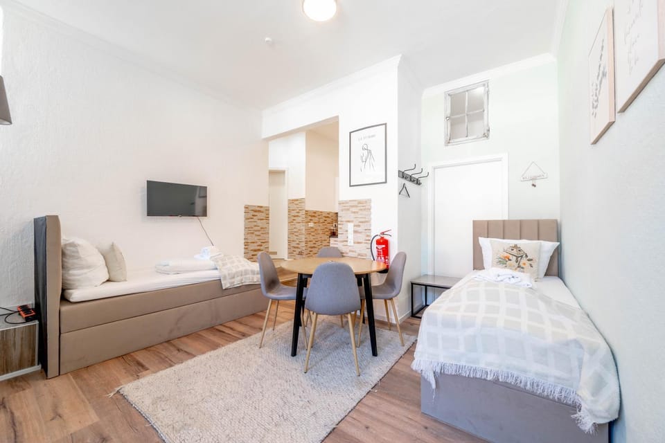 BackHome - SUITE L - Parkhaus - Fantastische Schlosslage - SmartTV - Waschmaschine - Netflix - 50qm - 24h Checkin- Apartment 1 Apartment in Ludwigsburg