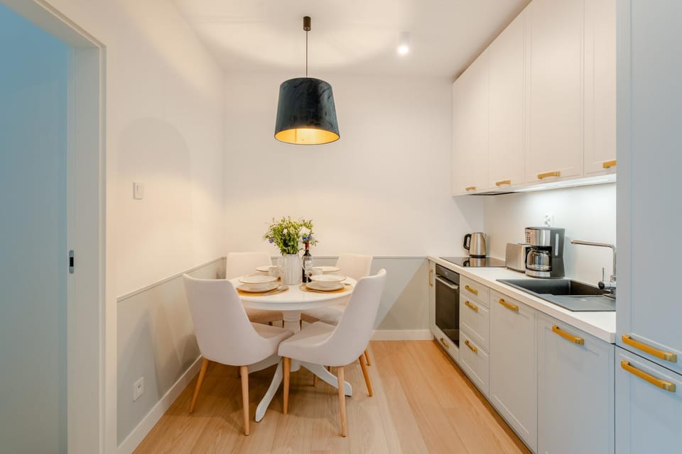 Coffee/tea facilities, Kitchen or kitchenette, Dining area, stove, toaster