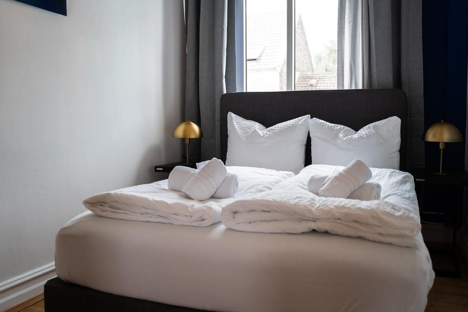 Bed, Photo of the whole room, Decorative detail, Bedroom, towels
