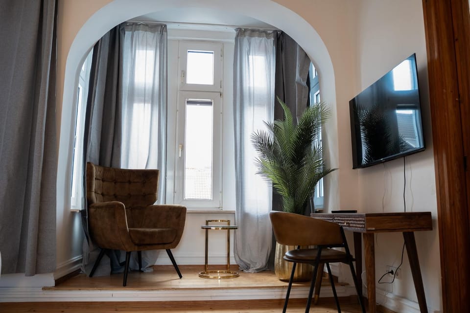 Communal lounge/ TV room, TV and multimedia, Living room, Seating area, Bedroom
