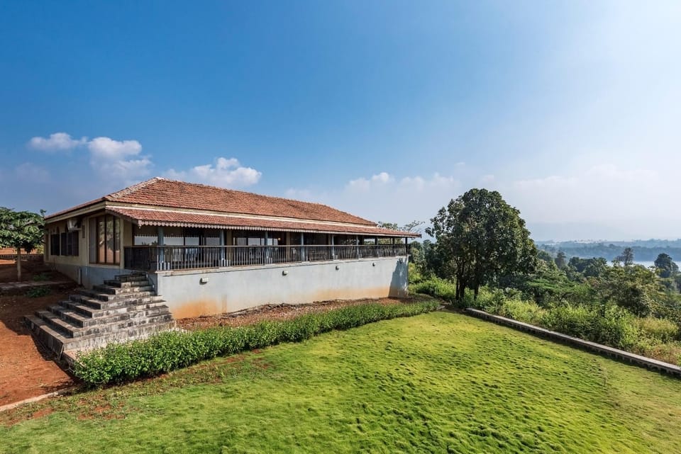 Property building, Facade/entrance, Day, Natural landscape, Garden, Garden view