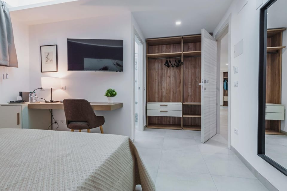 Bed, TV and multimedia, Photo of the whole room, Bedroom, hair dresser, wardrobe