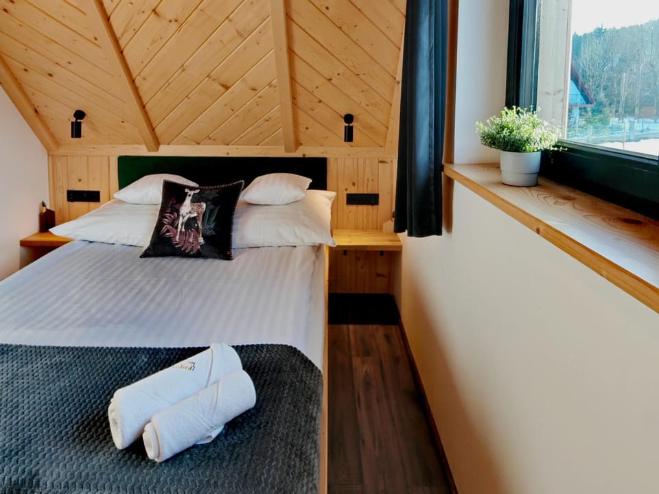 Bed, Photo of the whole room, Bedroom, towels
