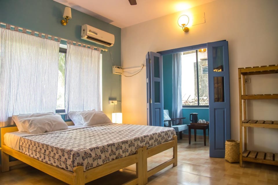 Bed, Photo of the whole room, Seating area, Bedroom, air conditioner