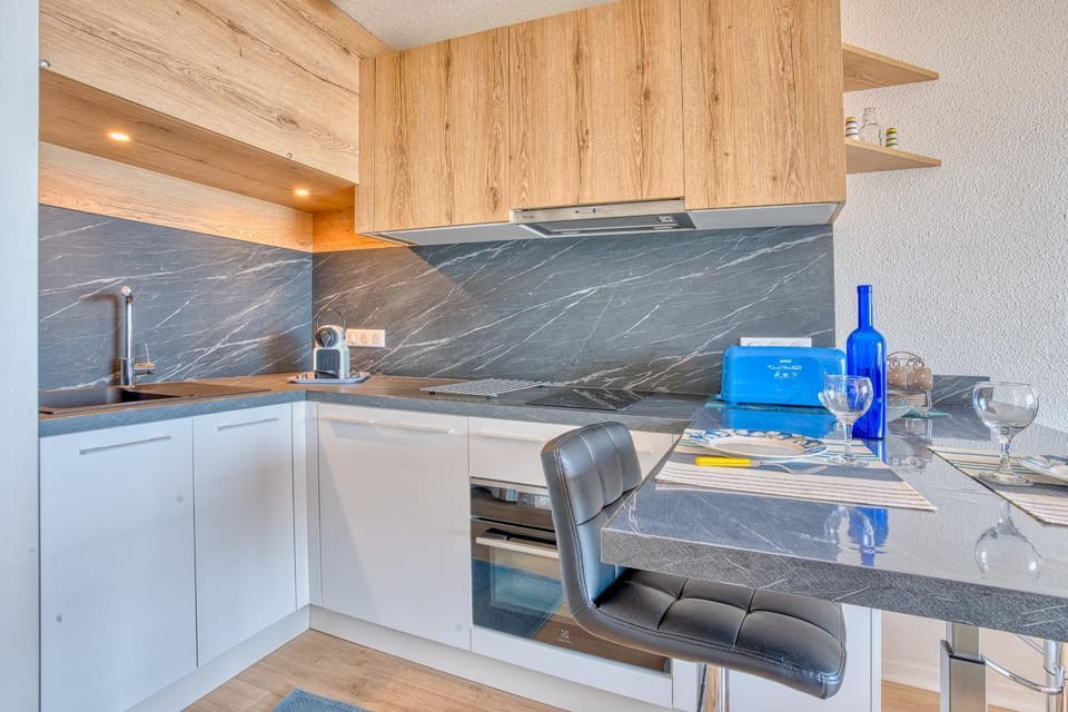 Kitchen or kitchenette, Living room