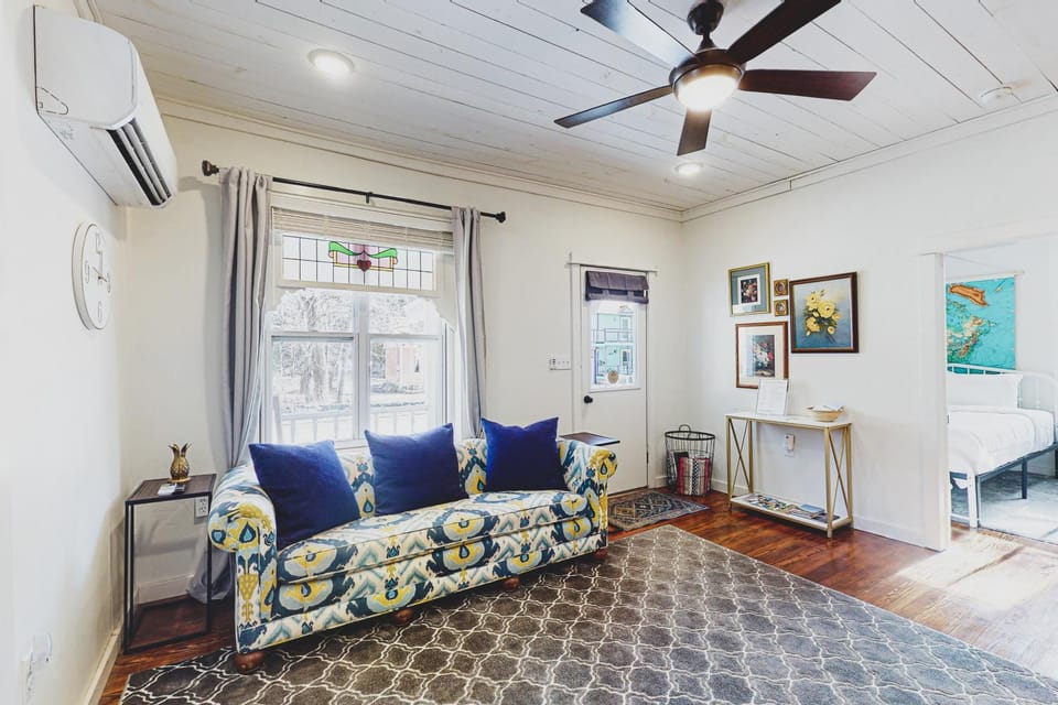 The Pink House on Main - Lower Apartment in Eureka Springs