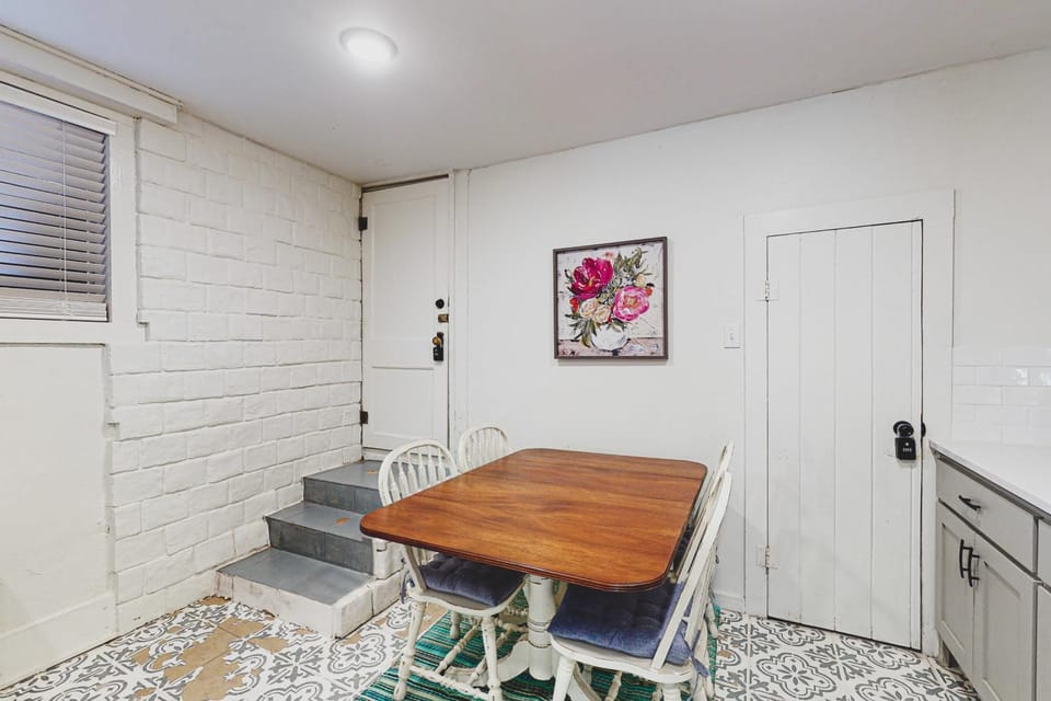 The Pink House on Main - Lower Apartment in Eureka Springs