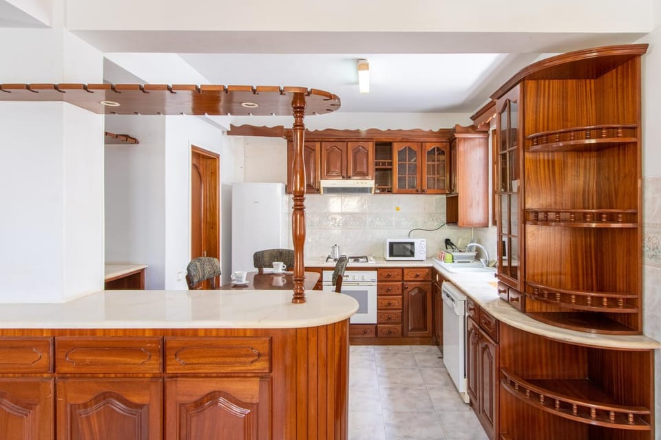 Kitchen or kitchenette, dishwasher, minibar, oven, stove