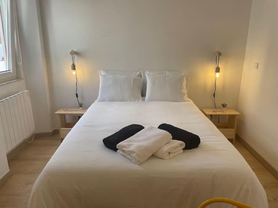 Bed, towels
