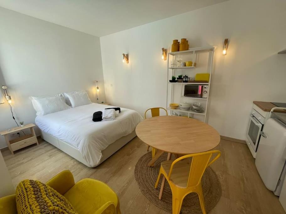 Bed, Kitchen or kitchenette, Seating area, Dining area, minibar, oven