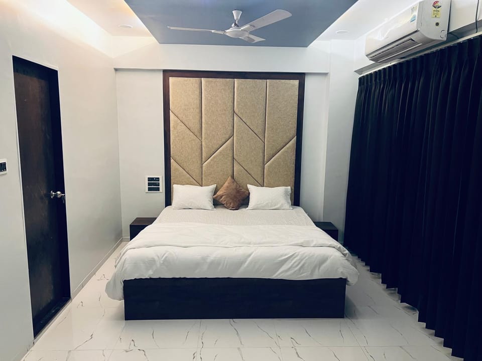 Bed, Photo of the whole room, Bedroom, fireplace, wardrobe