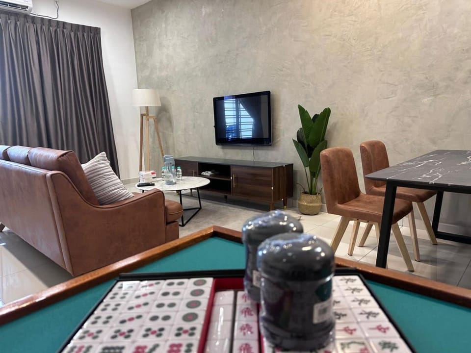 26 Crest Near New Cathay Long Sing HeLiXuan Mount Austin Restaurant House in Johor Bahru