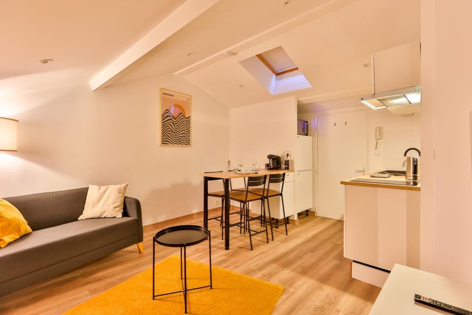 Night, TV and multimedia, Coffee/tea facilities, Living room, internet, locker, minibar, kitchen
