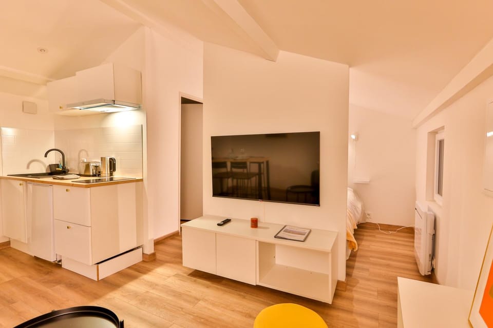 Night, TV and multimedia, Coffee/tea facilities, Living room, locker, minibar, kitchen