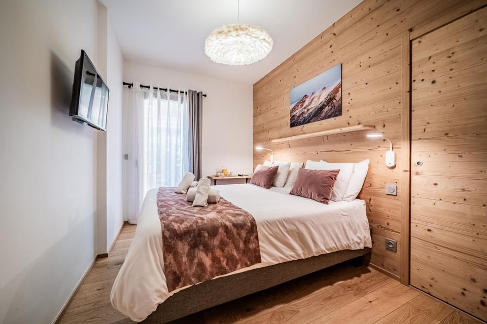 Bed, TV and multimedia, Photo of the whole room, Bedroom, towels
