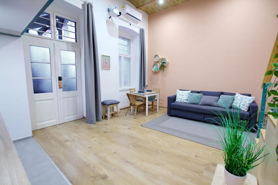 TV and multimedia, Living room, Seating area, air conditioner