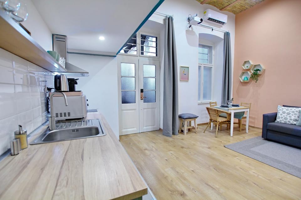 TV and multimedia, Kitchen or kitchenette, Living room, Dining area, minibar, stove, air conditioner