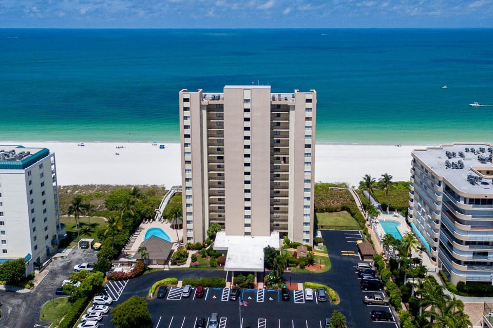 Charming 2 Bed South End Beachfront Condo at Popular Seawinds Apartment in Marco Island