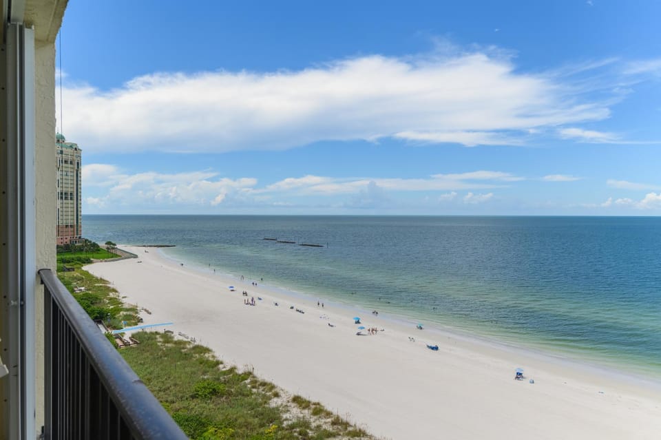 Charming 2 Bed South End Beachfront Condo at Popular Seawinds Apartment in Marco Island
