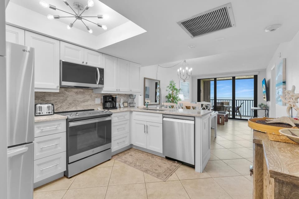 Charming 2 Bed South End Beachfront Condo at Popular Seawinds Apartment in Marco Island