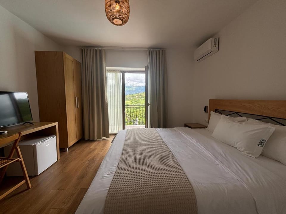 Balcony/Terrace, Bedroom, Mountain view