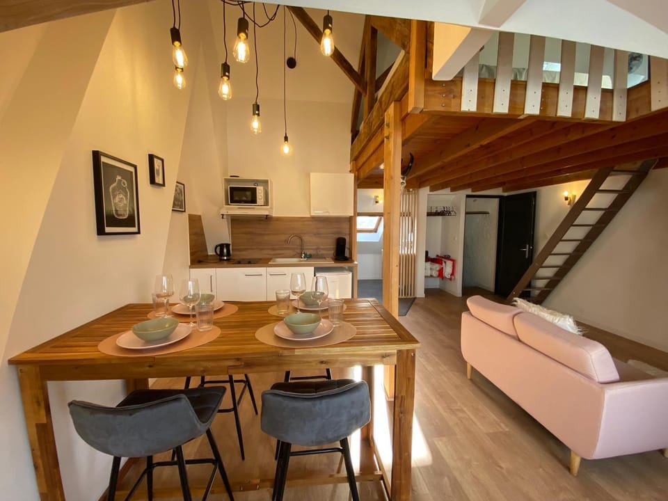 Kitchen or kitchenette, Living room, Seating area, Dining area, minibar, stove