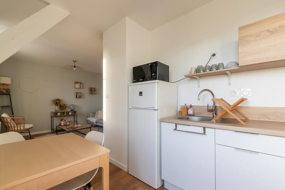 Kitchen or kitchenette, Dining area