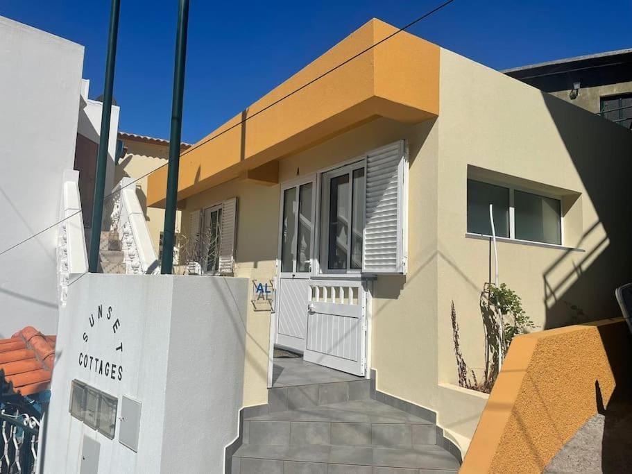 Property building, Day, Balcony/Terrace