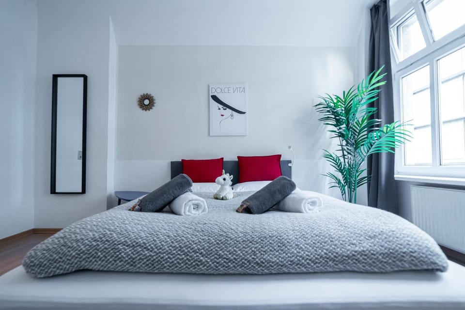 Bed, Photo of the whole room, Bedroom, towels