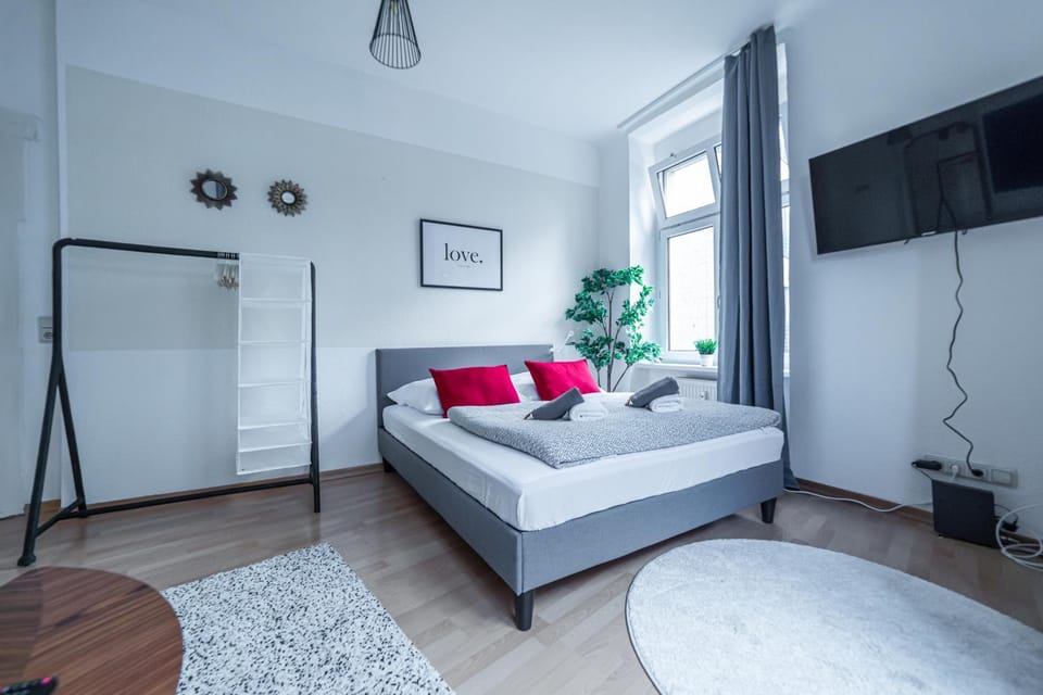 Bed, TV and multimedia, Photo of the whole room, Bedroom