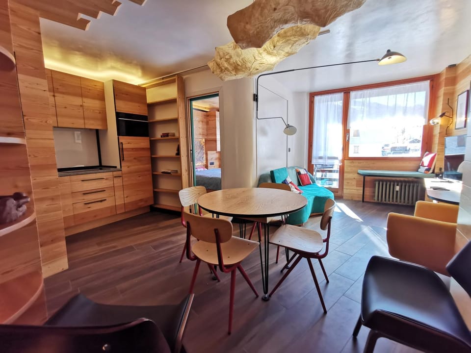 Seating area, Dining area
