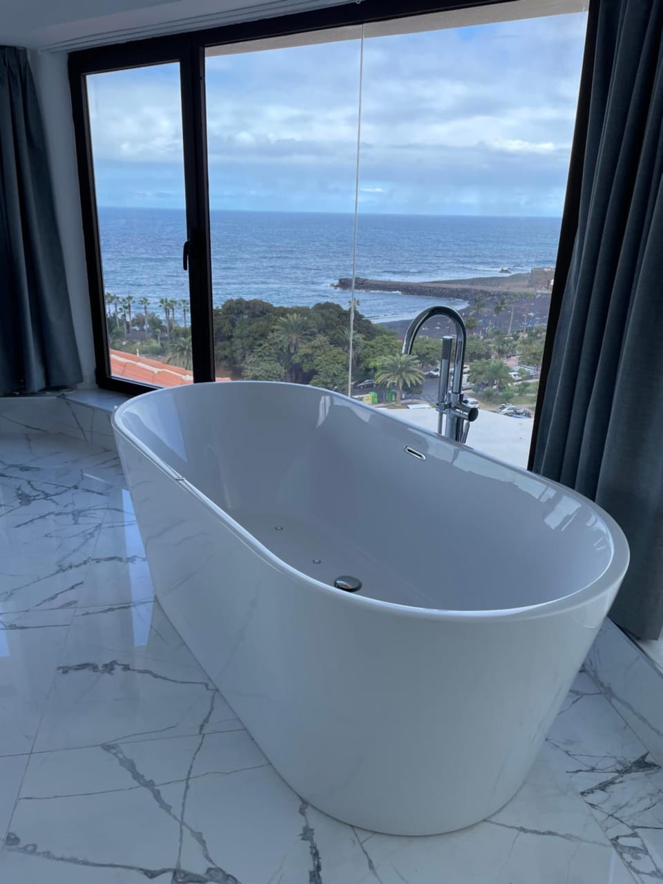 Hot Tub, Bathroom, Sea view, Bath